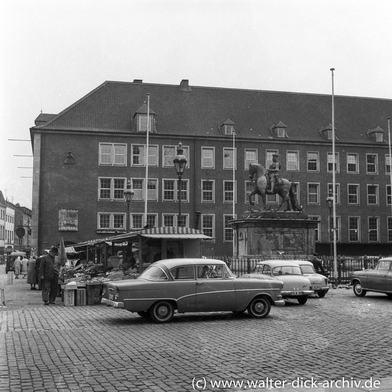 Düsseldorfer Marktplatz und Rathaus 1958