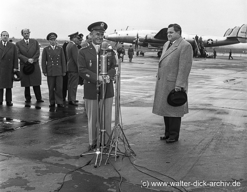 Ein General verabschiedet sich 1956