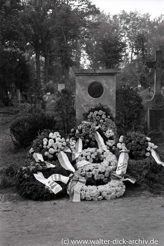 Am Grab von Willi Ostermann 1946