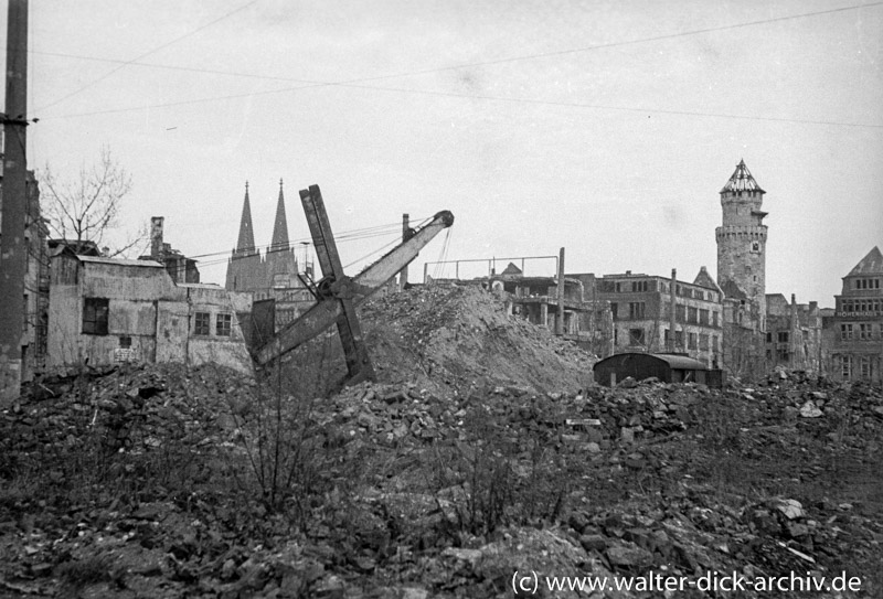 Trümmerberge auf dem Neumarkt 1946