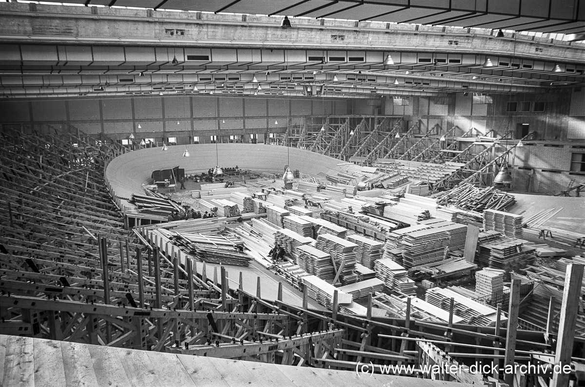 Alte Sporthalle Bau vor Radrennbahn und Tribünen 1958