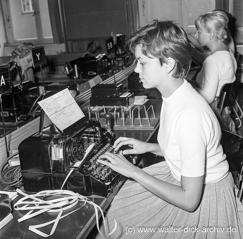 Fernschreiberin bei der Übermittlung von Telegrammen 1958