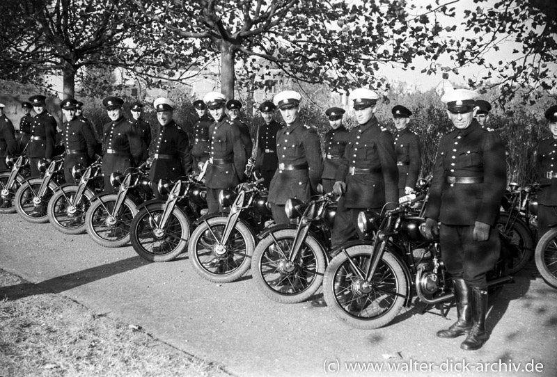Kölner Polizei mit Motorrädern