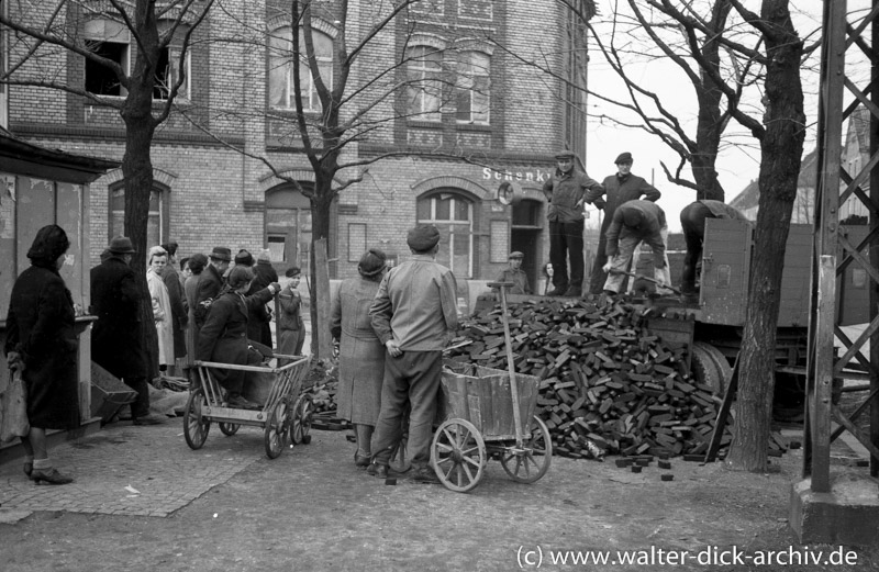 Brikettverteilung in Köln Ehrenfeld 1946