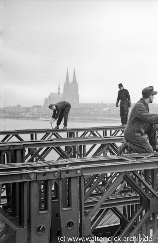 Bau der Pattonbrücke in Köln 1946