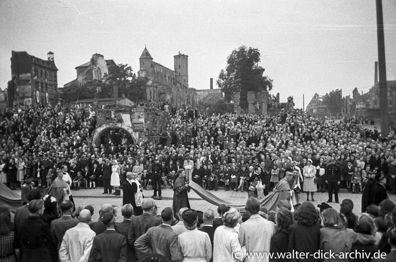 Festliche Prozession zur 700-Jahr-Feier des Kölner Doms