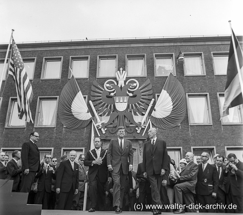 J.F. Kennedy hält eine Rede vor dem Kölner Rathaus 1963