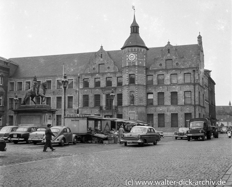 Düsseldorfer Marktplatz und Rathaus 1958