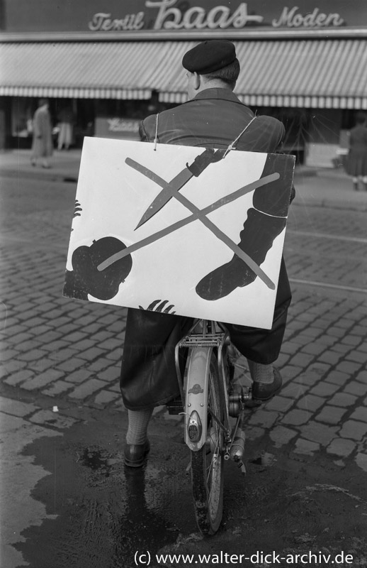 Demonstration gegen die Wiederbewaffnung 1954