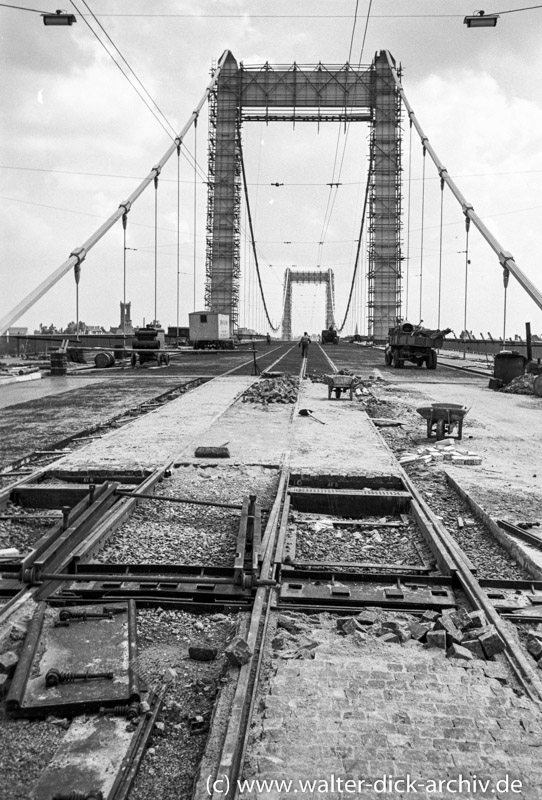 Kurz vor der Fertigstellung Mülheimer Brücke 1951