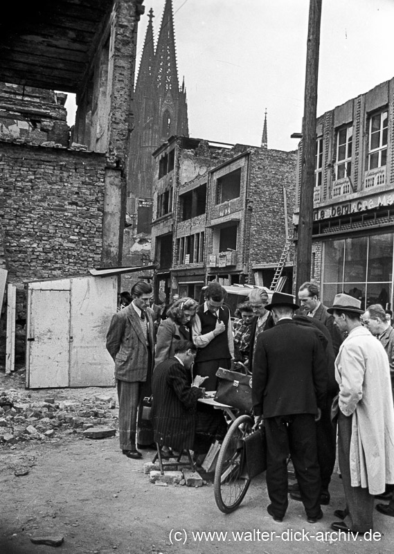 Fliegender Händler auf der Hohe Straße 1949