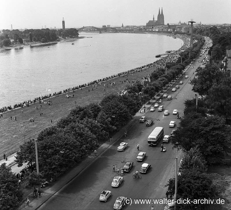 Zuschauer am Rheinufer 1959
