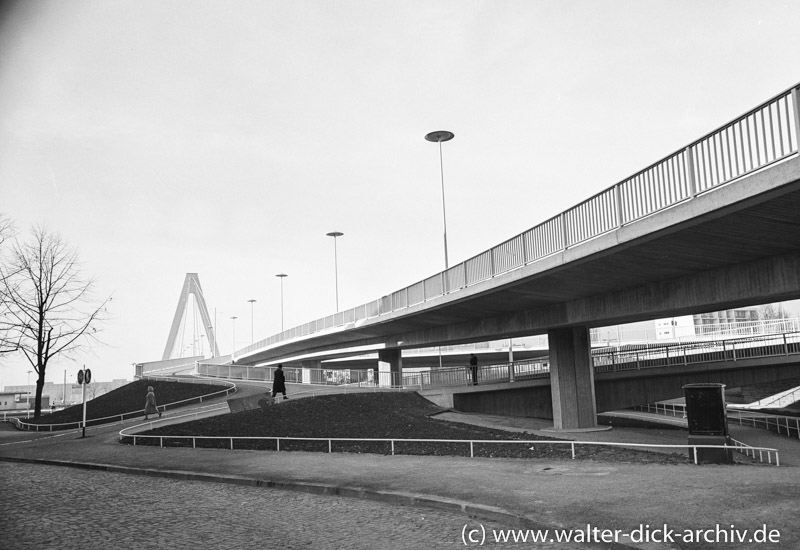 Fußgängerwege der neuen Kölner Brücke 1959