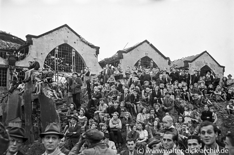 Trümmerberge als Tribünen 1946 am Heumarkt