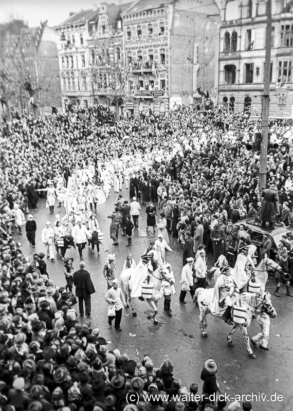 Im Rosenmontagszug 1950