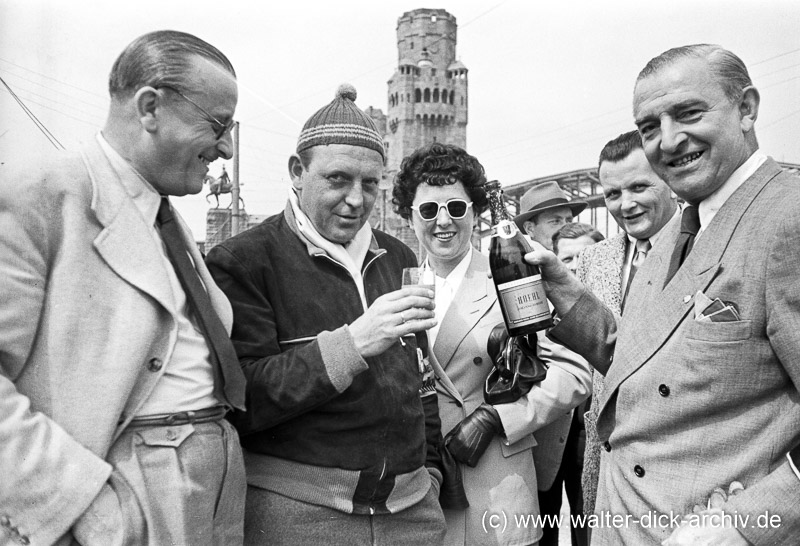 Ein Schlückchen für die Sieger - Deutschlandfahrt 1950