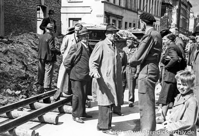 Englische Offiziere und die Spitzen der Stadtverwaltung 1946