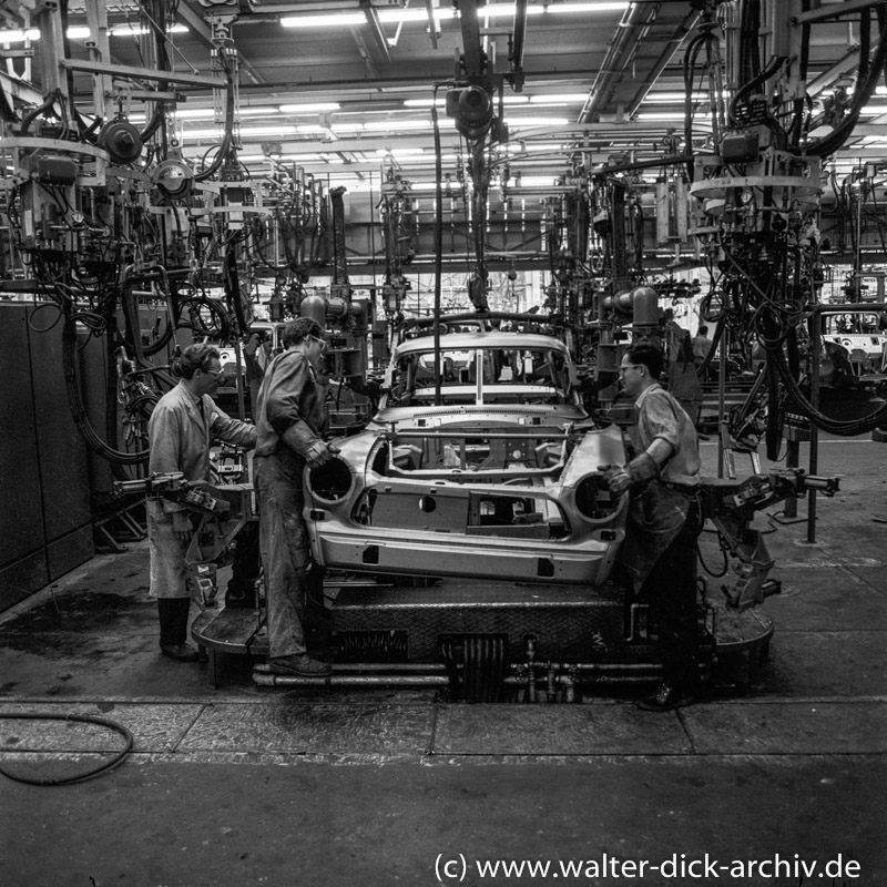 Montage des Frontteils bei Ford in Köln