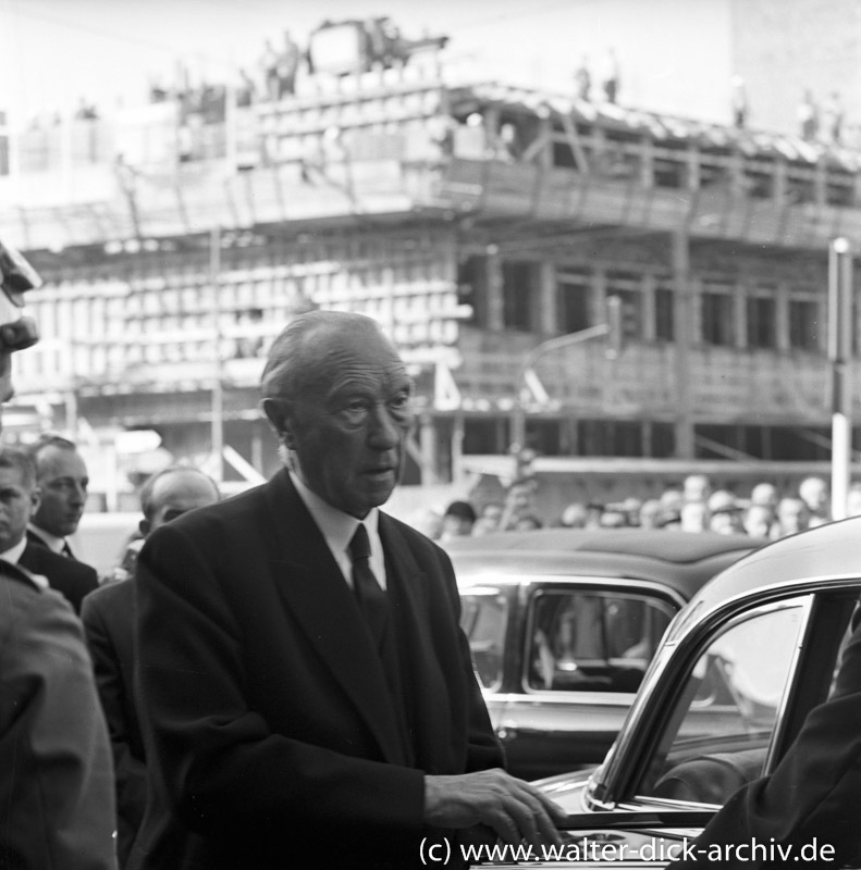 Konrad Adenauer auf dem Weg zum Empfang für Präsdient Kennedy 1963