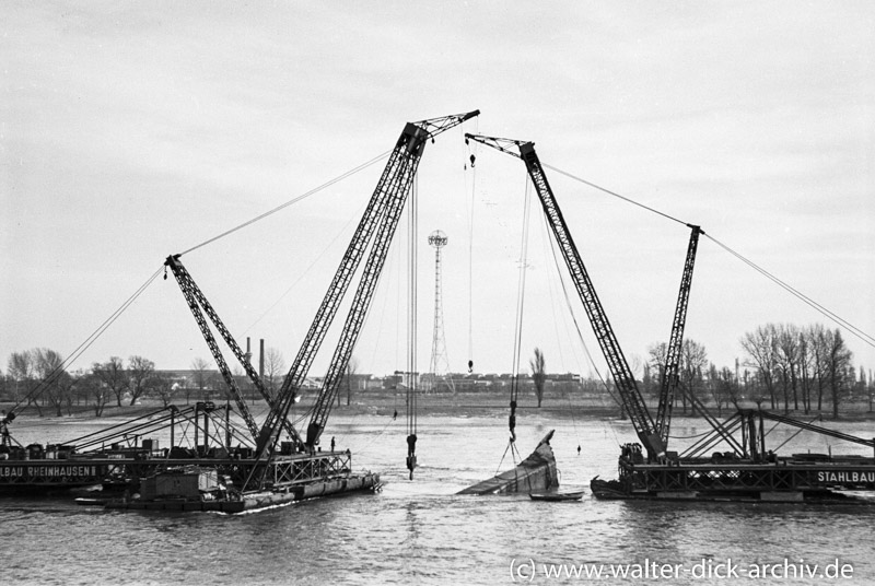 Bergung von Trümmern aus dem Rhein 1952