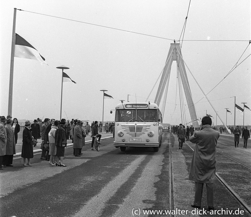 Der erste Bus auf der neuen Kölner Brücke