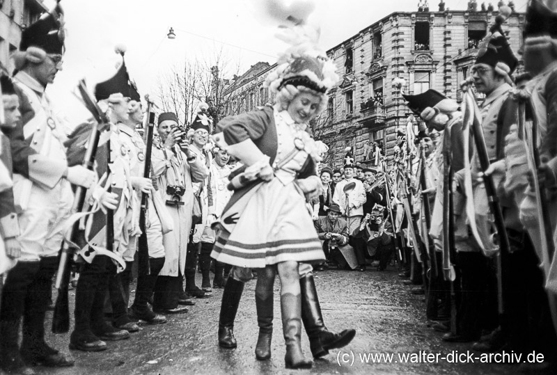 Im Rosenmontagszug 1950