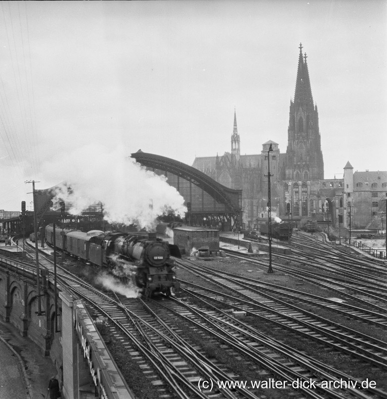 Dampflokbetrieb im Kölner Hauptbahnhof 1955