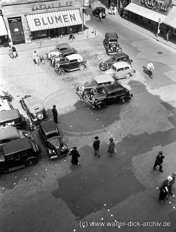 Parkende Autos auf dem Wallrafplatz 1939
