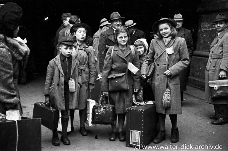 Kölner Kinder auf dem Weg in die Schweiz