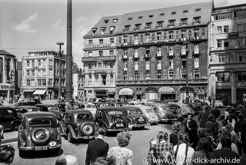 Parkende Autos vor dem Kölner Dom