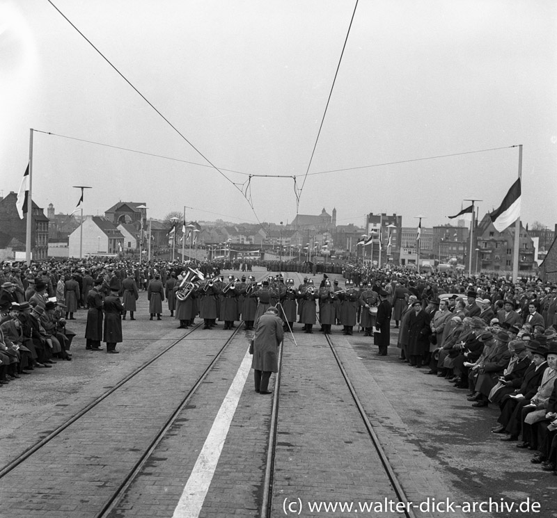 WDA2407-2-002 ...und die Musik spielt dazu- Polizeimusikkorps bei der Eröffnung der Kölner Severinsbrücke 1959