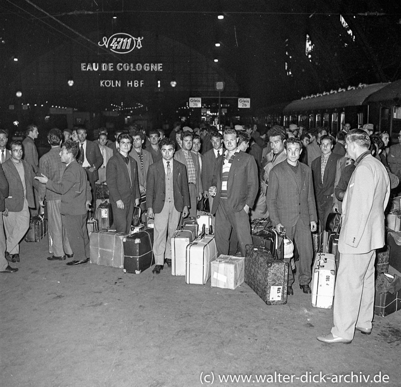 Gastarbeiter für Ford Köln auf dem Kölner Hauptbahnhof