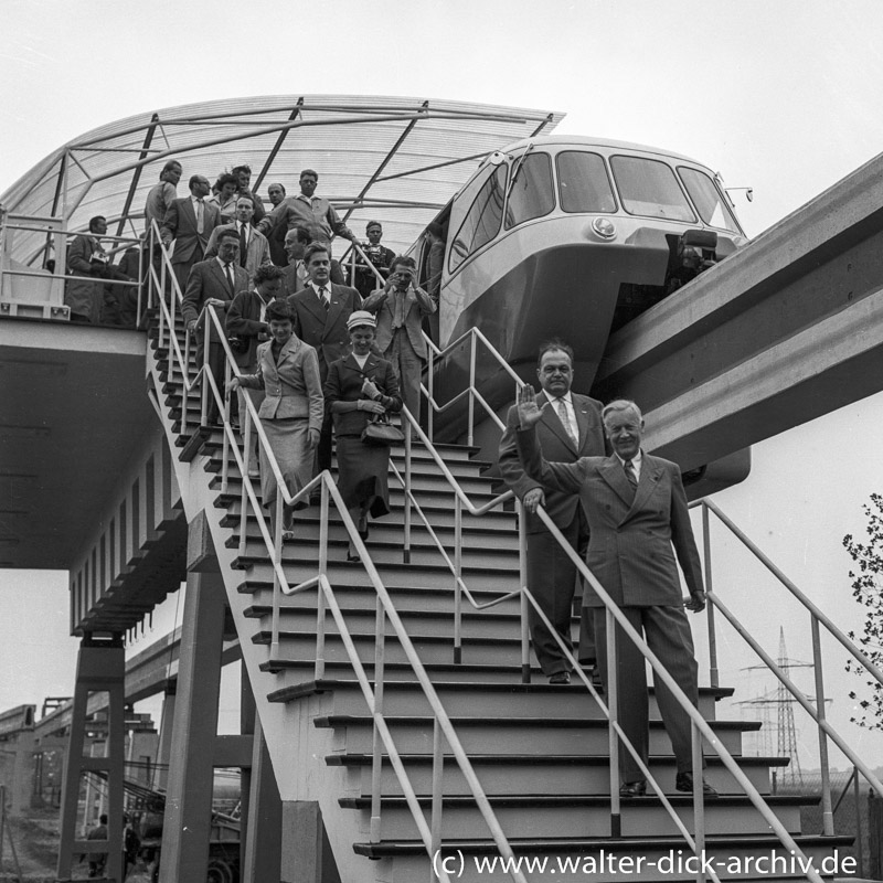 Am Bahnhof der ALWEG Bahn 1957