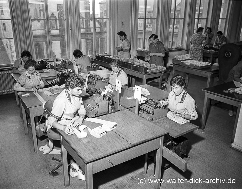 Buchungsarbeiten im Postscheckamt 1958