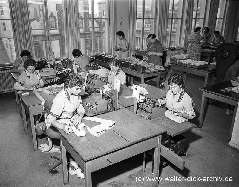 Buchungsarbeiten im Postscheckamt 1958