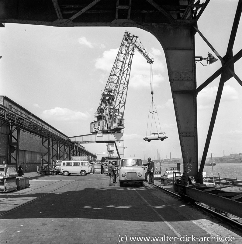 Autoverladung auf ein Binnenschiff bei Ford in Köln