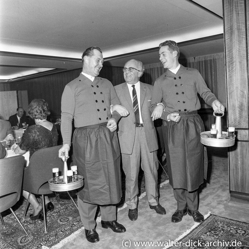 Köbesse beim Direktorentreffen der Kreissparkasse Köln 1965