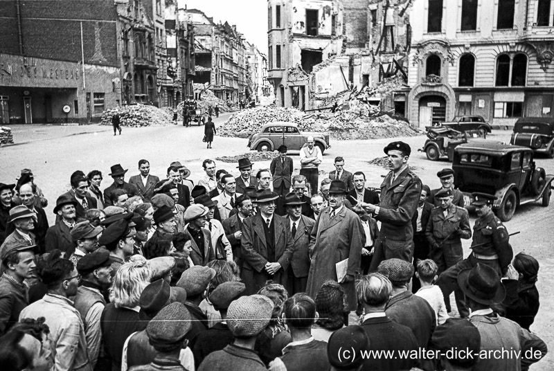 Begrüßung der freiwilligen Helfer durch Colonel White1946