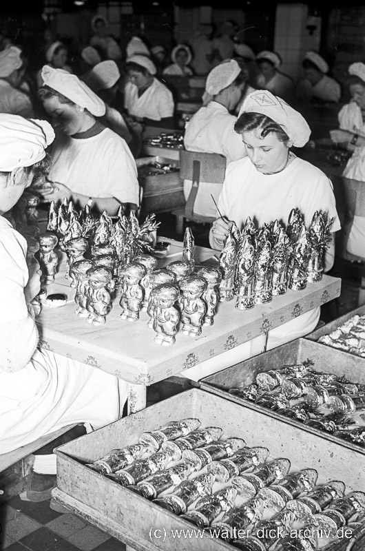 Weihnachtsmann-Produktion bei Stollwerck 1938