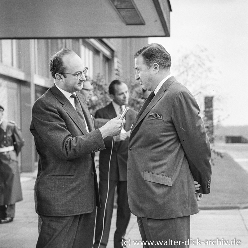 WDR Reporter Rolf Buttler interviewt Henry Ford II