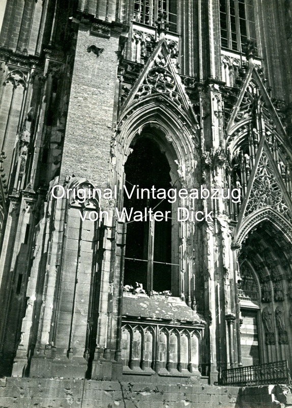 Kölner Dom mit Domplombe Bombenschaden 1946