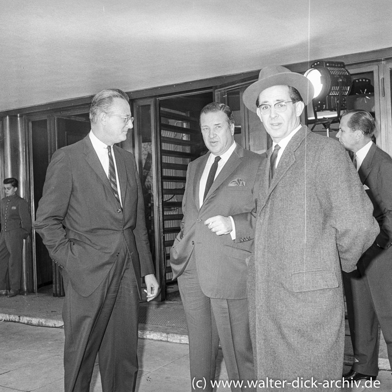 Henry Ford II und John S. Andrews die Chefs von Ford in Köln