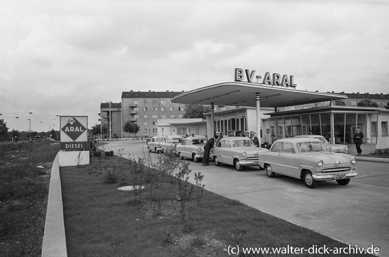 Eröffnung einer ARAL-Tankstelle 1955