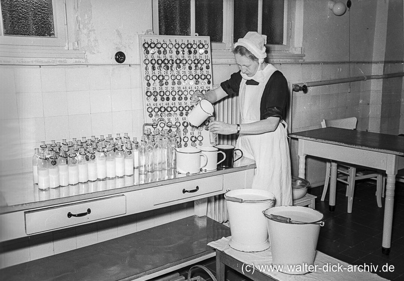 Kinderspeisung in einem Kindergarten 1949