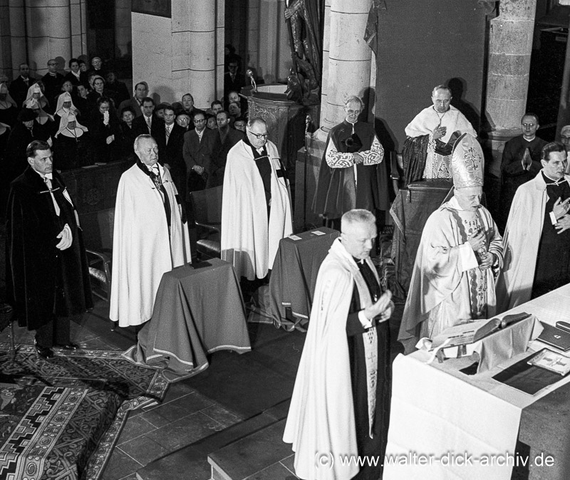 Konrad Adenauer wird Ehrenritter 1958