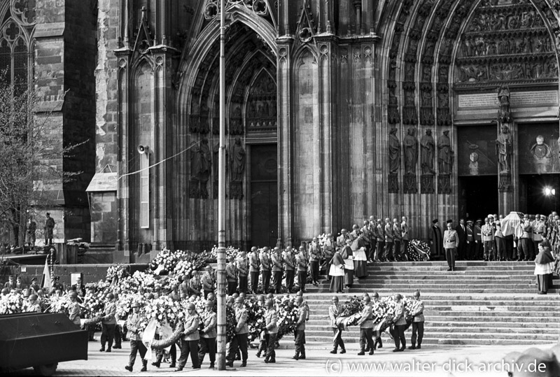 Auszug des Sargs aus dem Dom Beerdigung Konrad Adfenauers 1967