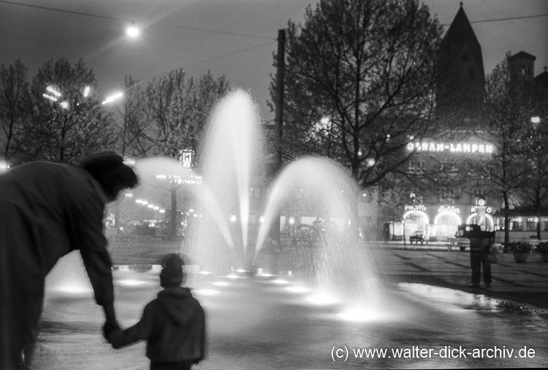 Illuminierter Brunnen auf dem Neumarkt 1963