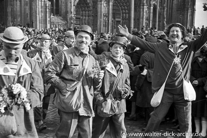 Rosenmontagsjecken vor dem Kölner Dom 1949