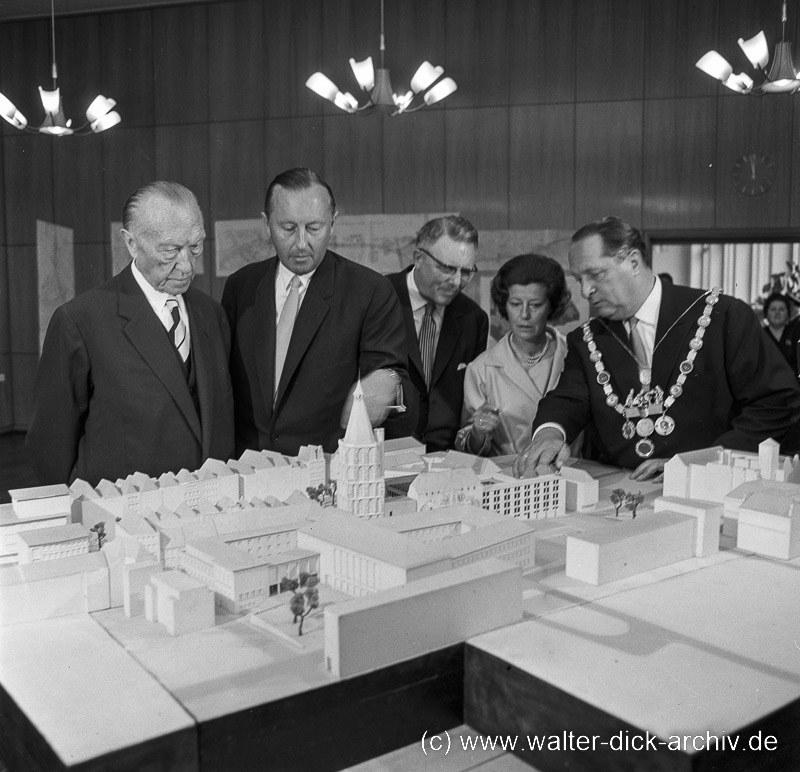 Modell des neuen Rathauses Besuch Adenauer 1965