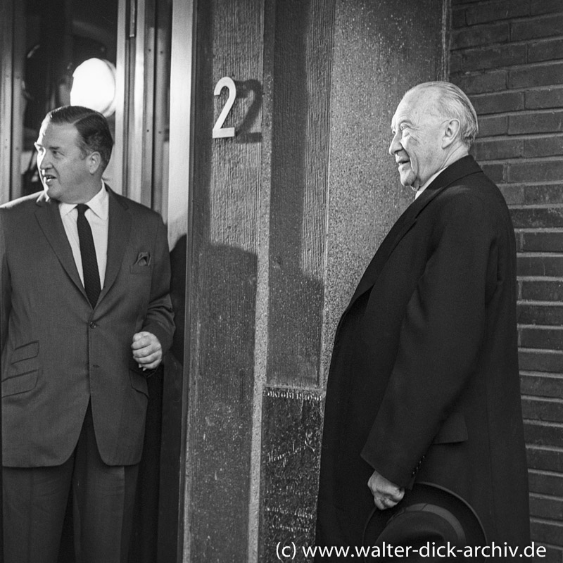 Konrad Adenauer und Henry Ford II beim Jubiiläum des Kölner Werks
